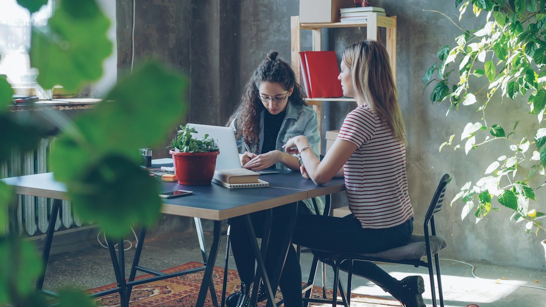 Dos personas compartiendo ideas en una oficina